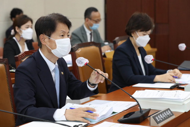 김강립 보건복지부 차관이 26일 오전 서울 여의도 국회에서 열린 보건복지위원회 전체회의에서 의원질의에 답변하고 있다. 연합뉴스