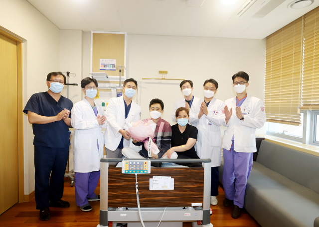 심장과 신장 동시 이식수술에 성공한 계명대 동산병원 의료진이 26일 퇴원하는 환자를 축하하고 있다. 왼쪽부터 흉부외과 김재범 교수, 장우성 교수, 박남희 교수, 심장내과 김인철 교수, 신장내과 박우영 교수, 흉부외과 김윤석 교수. 계명대 동산병원 제공