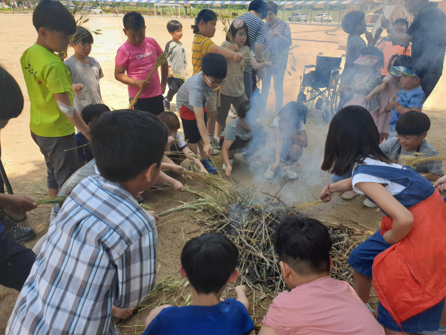 학교는 사회성을 배울 수 있는 공간이다. 그런 만큼 교우 관계를 맺는 건 상당히 중요한 부분이다. 문경 호계초교 학생들이 함께 어울려 밀서리 체험을 하는 모습. 경북도교육청 제공
