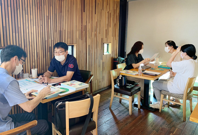 대구한의대학교가 지역 거점도시 카페에서 신입생 수시모집 관련 1대 1 맞춤형 상담을 진행하고 있다. 대구한의대 제공