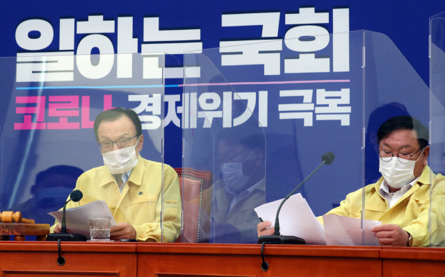 더불어민주당 이해찬 대표가 26일 서울 여의도 국회에서 열린 최고위원회의에서 발언하고 있다. 연합뉴스