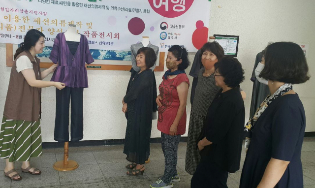 수강생 신진화 씨가 동료들에게 자신의 작품을 설명하고 있다. 마경대 기자