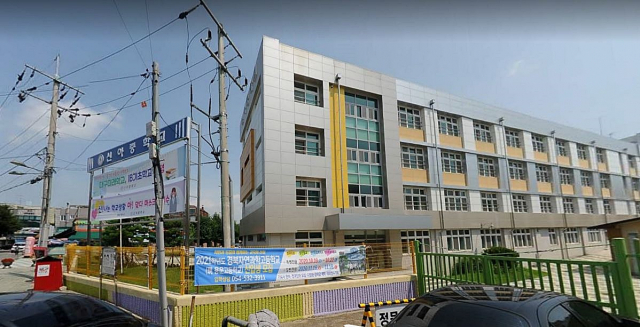 27일 재학생 중 코로나19 확진자가 둘이나 나와 학교 폐쇄 후 원격 수업 체제로 전환된 대구 동구 신아중 전경. 포털사이트 다음 지도 캡쳐
