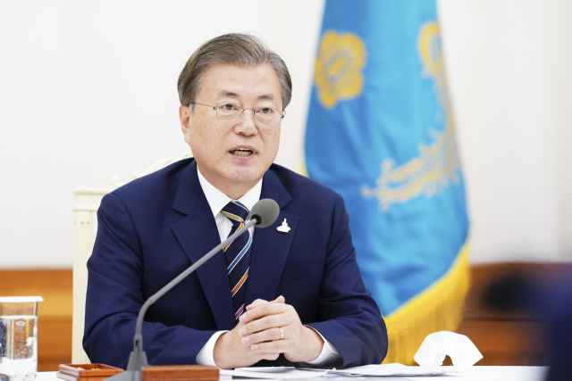 문재인 대통령이 27일 청와대 본관에서 열린 한국 개신교회 지도자 초청 간담회에서 발언하고 있다. 문 대통령은 신종 코로나바이러스 감염증 확산 방지를 위한 정부의 방역 노력에 교회가 적극적으로 협조해줄 것을 당부했다. 연합뉴스