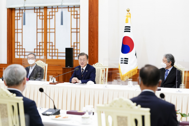문재인 대통령이 27일 청와대 본관에서 열린 한국 개신교회 지도자 초청 간담회에서 발언하고 있다. 문 대통령은 신종 코로나바이러스 감염증 확산 방지를 위한 정부의 방역 노력에 교회가 적극적으로 협조해줄 것을 당부했다. 연합뉴스