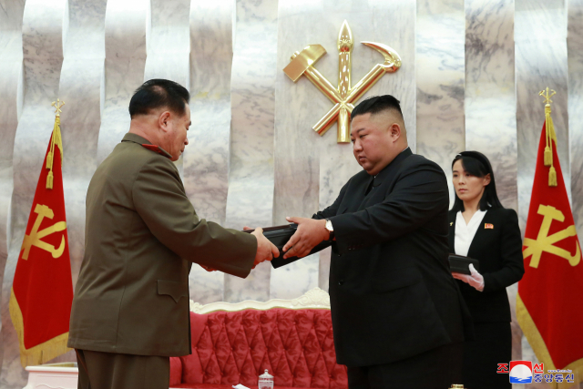 북한 김정은 국무위원장이 26일 오후 북한 당중앙위원회 본부청사에서 조국해방전쟁 승리(정전협정 체결) 67주년을 기념하며 열린 백두산 기념 권총 수여식에서 군 주요 지휘성원들에게 백두산 기념권총을 수여했다고 조선중앙통신이 27일 보도했다. 김 위원장 뒤에 동생인 김여정 당 제1부부장이 시상식 의전을 하고 있다. 연합뉴스