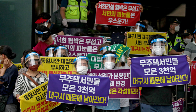 지난달 27일 오전 대구시청 본관 앞에서 내당지역주택조합 조합원들이 사업주체 변경신청 승인을 요구하는 집회를 열고 있다. 김영진 기자 kyjmaeil@imaeil.com