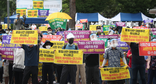 27일 오전 대구시청 본관 앞에서 내당지역주택조합 조합원들이 사업주체 변경신청 승인을 요구하는 집회를 열고 있다. 김영진 기자 kyjmaeil@imaeil.com