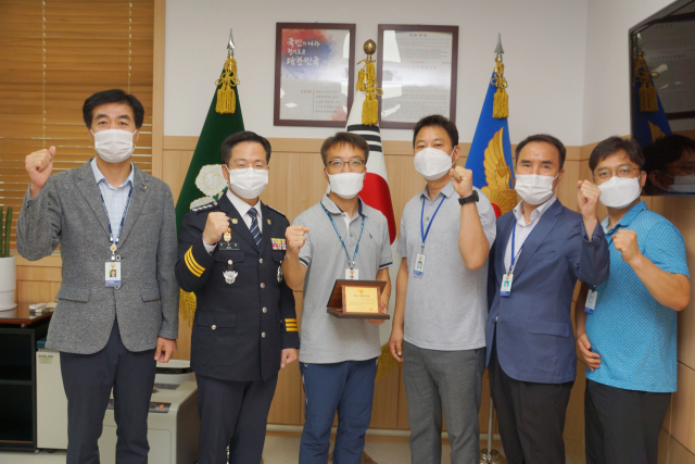 지난해 2분기 부터 5회 연속 베스트팀에 선정된 김천경찰서 여성청소년수사팀원들이 기념촬영을 하고 있다. 김천경찰서 제공