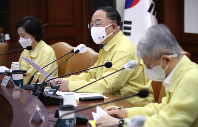 홍남기 경제부총리 겸 기획재정부 장관이 27일 오전 정부서울청사에서 열린 제15차 비상경제 중앙대책본부 회의에서 발언하고 있다. 연합뉴스