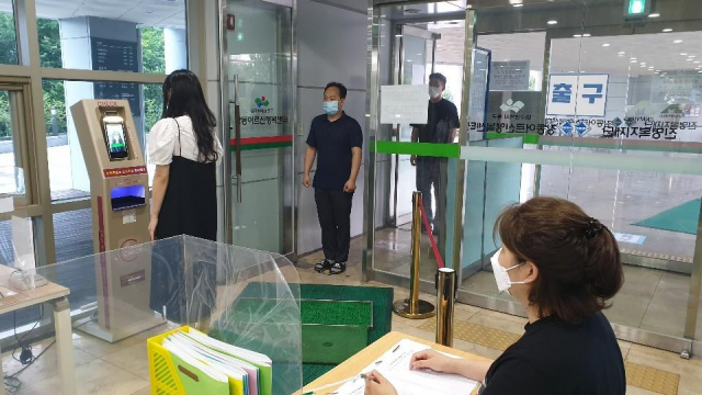 대구 동구청이 스마트 체온 측정 및 자동 손소독기 시스템을 도입했다. 동구청 제공
