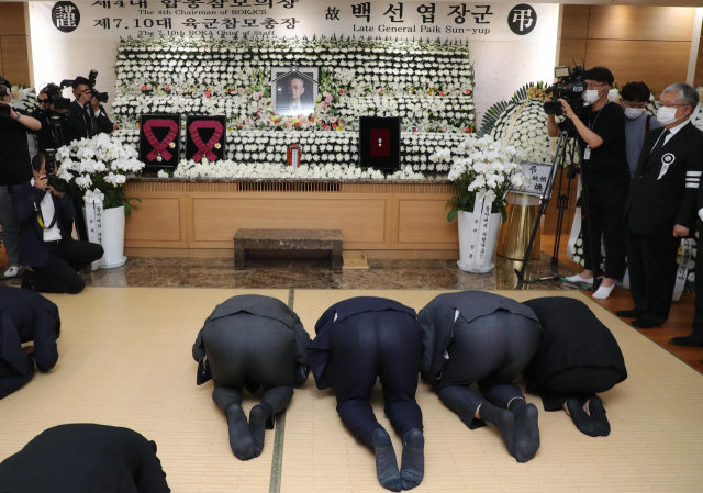 미래통합당 주호영 원내대표가 12일 오후 서울 아산병원 장례식장에 마련된 고 백선엽 장군의 빈소를 찾아 조문하고 있다. 연합뉴스