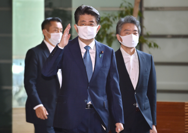 건강 이상설이 나돌고 있는 아베 신조 일본 총리가 28일 마스크를 쓰고 도쿄 총리 관저로 출근하고 있다. 아베 총리는 이날 기자회견을 통해 건강문제를 언급할 것으로 예상된다. 연합뉴스