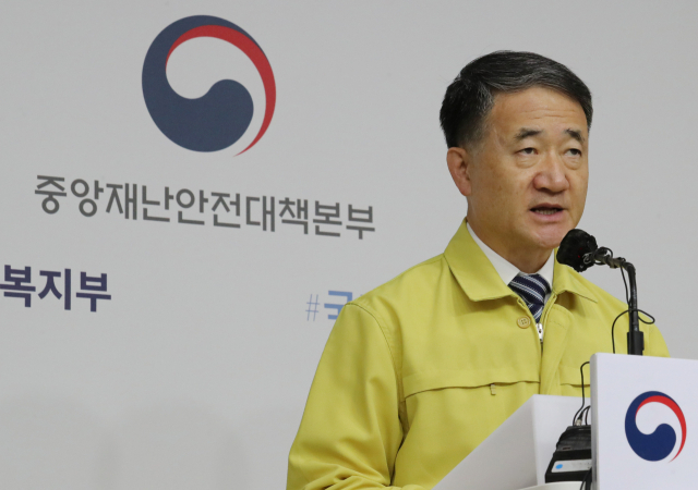 박능후 중앙재난안전대책본부 1차장(보건복지부 장관)이 28일 오후 세종시 정부세종청사에서 신종 코로나바이러스 감염증(코로나19) 대응 수도권 방역조치 강화 등과 관련해 중앙재난안전대책본부 브리핑을 하고 있다. 연합뉴스