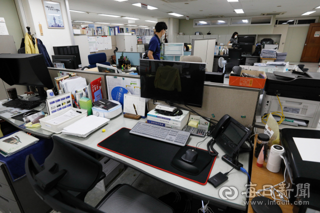 지난달 31일 대구시청 사무실의 직원 책상 일부가 재택근무로 인해 비어 있다. 대구시와 경북도는 코로나19 확산 예방을 위해 본청과 산하기관 공무원의 30% 범위안에서 재택근무를 시행하고 있다. 우태욱 기자 woo@imaeil.com