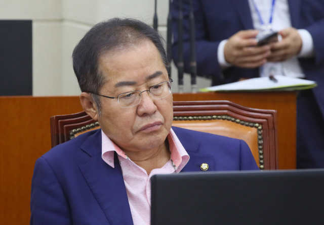 무소속 홍준표 의원이 지난달 28일 국회 국방위원회 전체회의에 참석하고 있다. 연합뉴스