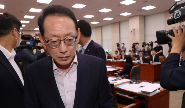 김도읍 간사 등 미래통합당 법사위원들이 3일 오후 열린 국회 법사위 전체회의에서 국민체육진흥법(고 최숙현법) 개정안을 소위에 회부해 심사할 것을 요구하며 퇴장하고 있다. 연합뉴스