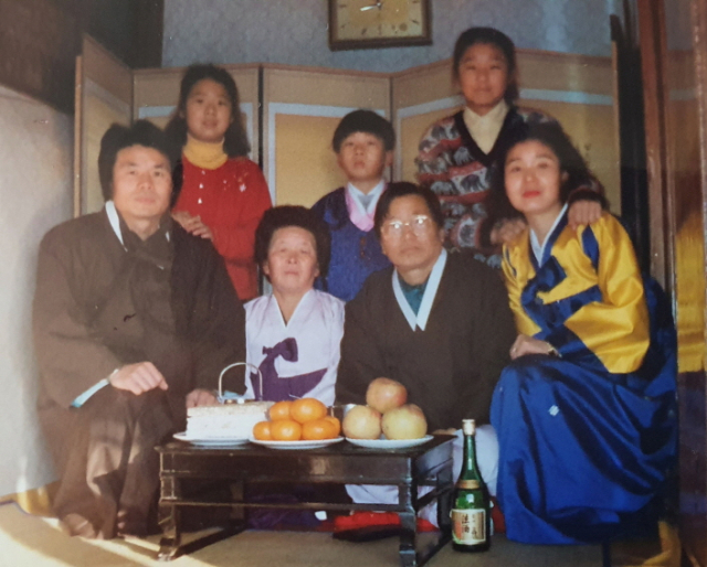 30여 년 전 설날 故 김용준(오른쪽 두번째) 씨 가족이 찍은 단체 사진. 가족제공.