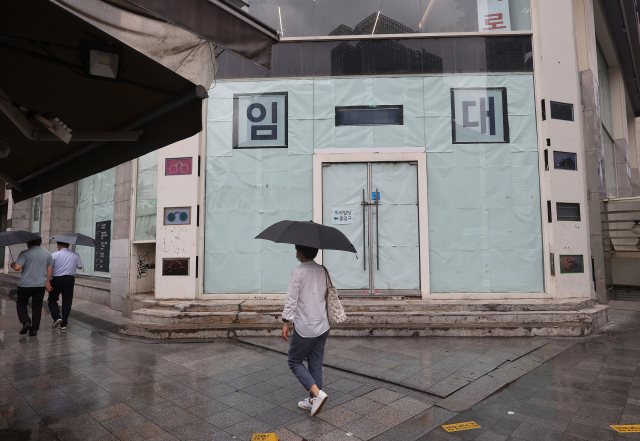 한국은행이 27일 신종 코로나바이러스 감염증(코로나19) 재확산 등의 영향으로 올해 우리나라 실질 국내총생산(GDP) 성장률이 -1.3%에 그칠 것으로 전망했다. 이날 점심시간대 서울 종로구 거리가 한산한 모습을 보이고 있다. 연합뉴스