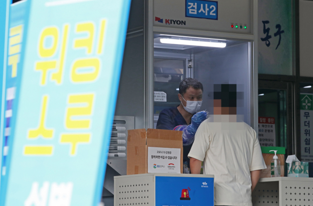 30일 대구 동구 효목동 한 교회에서 신종 코로나바이러스 감염증(코로나19) 확진자가 무더기로 나온 가운데 동구보건소에 마련된 선별진료소에서 검사작업이 진행되고 있다. 연합뉴스