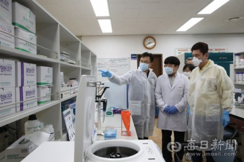 이강덕 포항시장과 관계자들이 국립포항검역소의 코로나19 긴급검사 장비를 둘러보고 있다. 포항시 제공