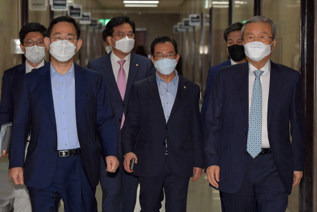 미래통합당 김종인 비상대책위원장과 주호영 원내대표 등 당 지도부가 31일 오전 서울 여의도 국회에서 열린 온라인 의원총회에 참석하고 있다. 이날 의총은 코로나19 확산으로 인해 당 공식 유튜브 채널인 