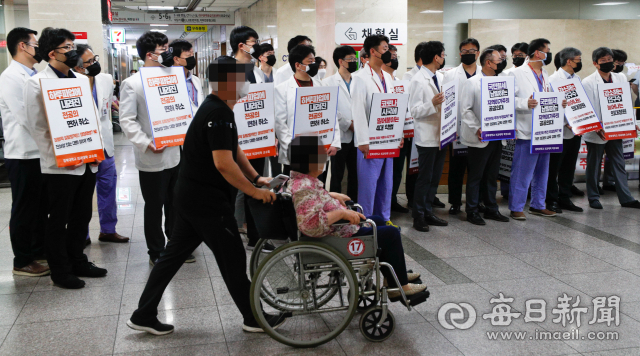 31일 경북대병원 교수들이 본원 1층 로비에서 보건복지부의 전공의 근무 실태 파악에 반발해 피켓을 든 채 침묵 시위를 하고 있다. 우태욱 기자 woo@imaeil.com