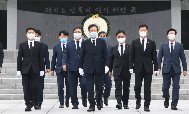 더불어민주당 이낙연 신임 당대표가 31일 오후 서울 동작구 국립서울현충원을 방문, 현충탑참배를 마친 뒤 이동하고 있다. 연합뉴스