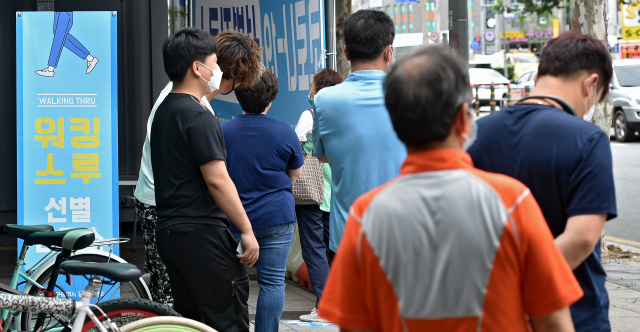 지난 31일 대구 동구 보건소를 찾은 시민들이 코로나19 진단검사를 받기 위해 차례를 기다리고 있다. 사진은 기사 본문과 무관함. 김영진 기자 kyjmaeil@imaeil.com