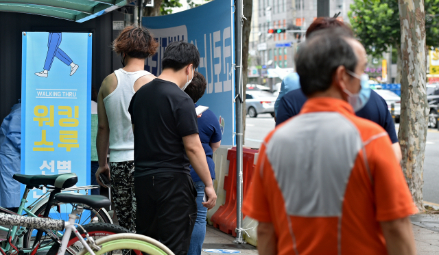 대구 사랑의교회 발 감염자가 추가 발생한 31일 대구 동구 보건소를 찾은 시민들이 코로나19 진단검사를 받기 위해 차례를 기다리고 있다. 김영진 기자 kyjmaeil@imaeil.com