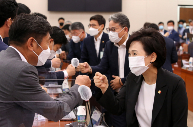 김현미 국토교통부 장관이 31일 오전 국회 국토교통위원회 전체회의를 마치고 의원들과 인사하고 있다. 연합뉴스