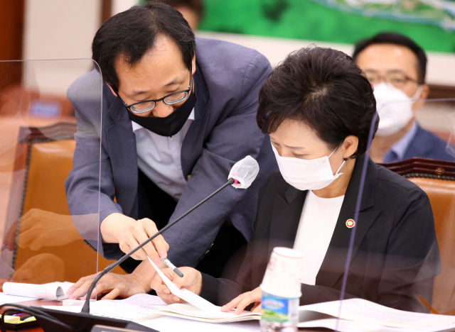 김현미 국토교통부 장관이 31일 오전 국회 국토교통위원회 전체회의에서 의원들의 질의에 답하기 위해 자료를 검토하고 있다. 연합뉴스