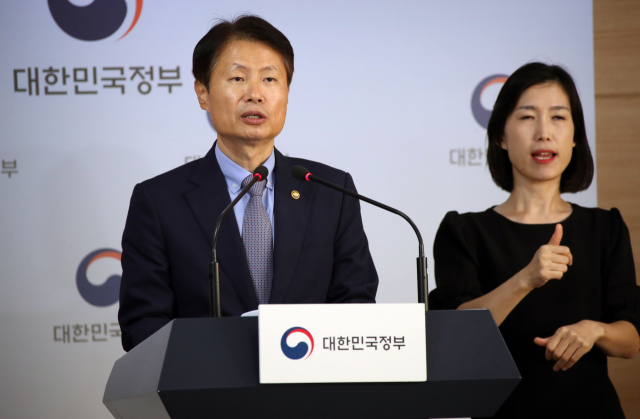 김강립 보건복지부 차관이 31일 정부서울청사 브리핑실에서 전공의 의사 국가고시 실기시험 1주일 연기를 발표하고 있다. 연합뉴스