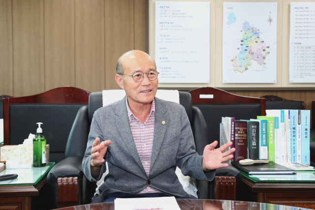 제8대 청송군의회 후반기를 이끌 이광호 군의장이 