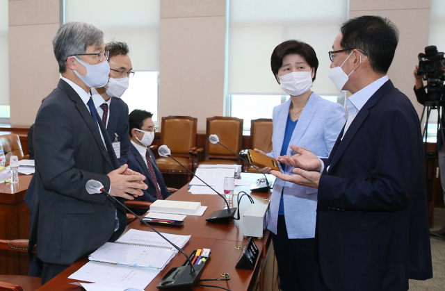 지난달 25일 오전 서울 여의도 국회에서 열린 법제사법위원회 전체회의에서 여야 간사인 더불어민주당 백혜련 의원과 미래통합당 김도읍 의원이 최재형 감사원장의 이석을 두고 논의하고 있다. 연합뉴스