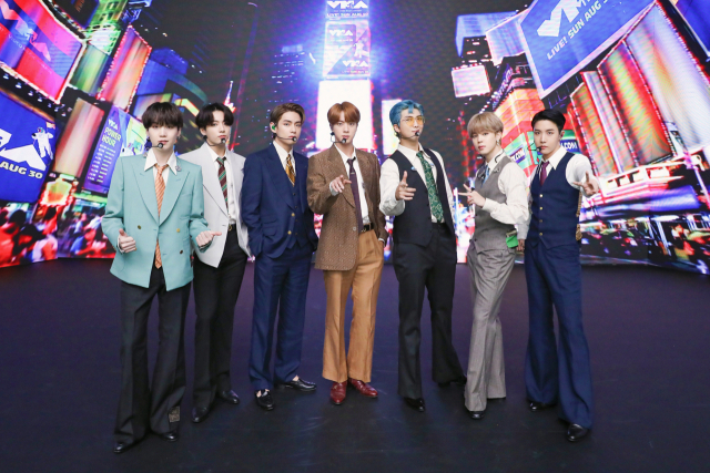 사진은 레트로 풍 정장을 차려입은 방탄소년단이 MTV 어워즈에 참석한 모습. [빅히트 엔터테인먼트 제공. 재판매 및 DB 금지] 연합뉴스