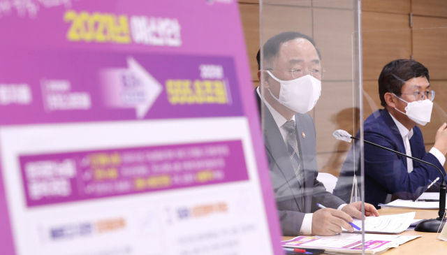 홍남기 경제부총리 겸 기획재정부 장관이 지난 27일 세종시 정부세종청사에서 