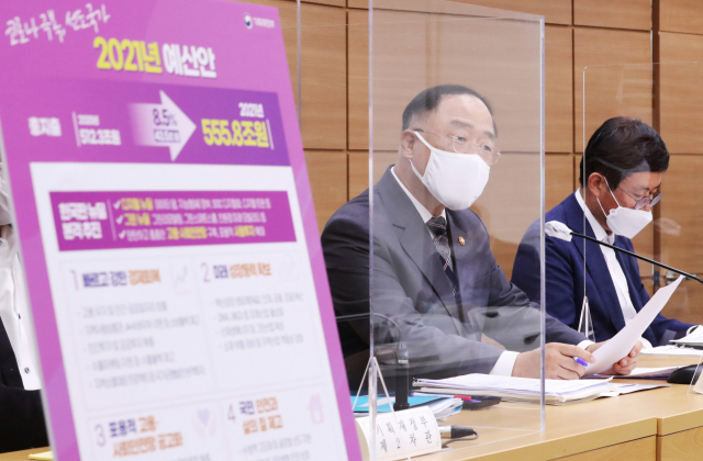 홍남기 경제부총리 겸 기획재정부 장관이 지난 27일 세종시 정부세종청사에서 