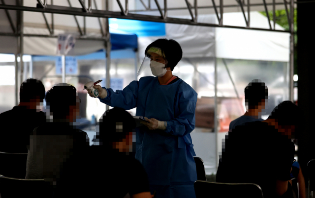31일 오전 서울 성동구보건소에 마련된 선별진료소에서 의료진이 발열 검사를 하고 있다. 연합뉴스