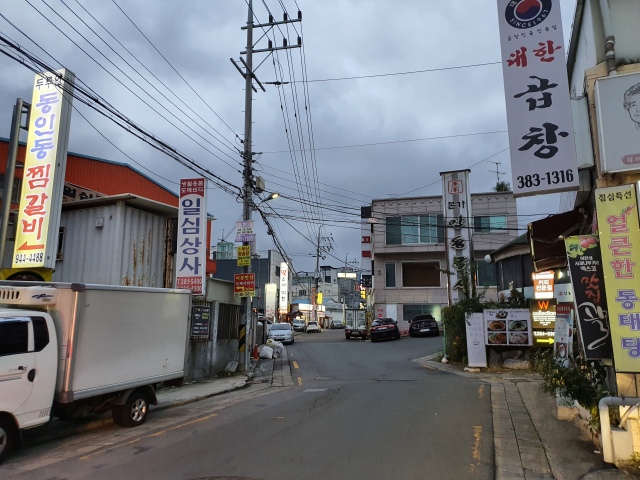 지난 달 31일 오후 7시쯤 대구 북구 산격동 엑스코 인근의 한 식당가가 한산한 모습을 보이고 있다. 김지수 기자