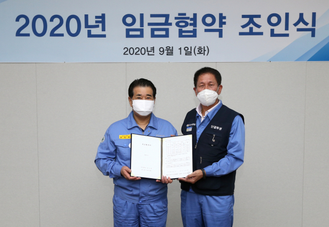 장인화 포스코 대표이사 사장(왼쪽)과 김인철 포스코노동조합 위원장이 1일 포항 본사에서 