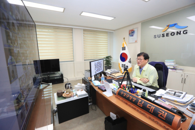 김대권 수성구청장이 9월 정례조회를 비대면 PC 영상회의로 진행하고 있다. 수성구청 제공
