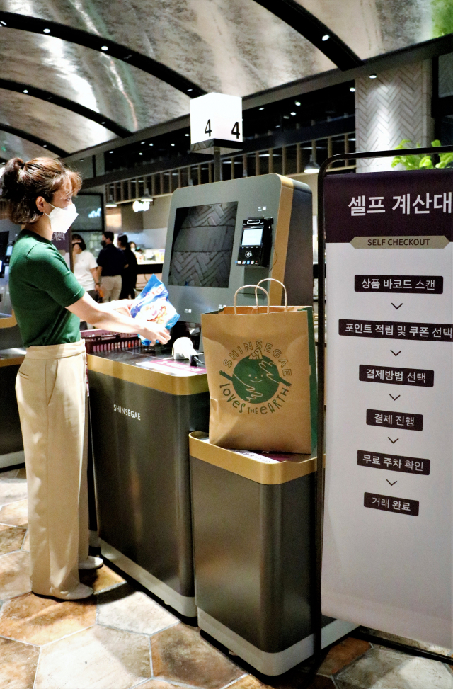 대구신세계는 코로나19로 비대면 계산을 원하는 고객을 위해 지하 1층 푸드마켓에 셀프 계산대를 설치했다. 기존의 대면 계산대를 그대로 유지한 채 4대의 셀프 계산대를 설치하고 직원이 상주하며 사용법을 설명해 고객 편의성을 높였다. 대구신세계 제공