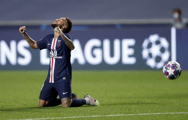 파리 생제르맹(PSG)의 네이마르가 지난달 18일 포르투갈 리스본의 이스타디오 다 루스에서 열린 라이프치히와의 2019-2020시즌 유럽축구연맹(UEFA) 챔피언스리그(UCL) 준결승에서 3대0으로 승리한 뒤 기뻐하고 있다. 연합뉴스