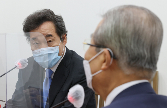 더불어민주당 이낙연 신임 당대표(왼쪽)가 1일 오전 서울 여의도 국회에서 미래통합당 당대표실을 찾아 김종인 비상대책위원장과 대화하고 있다. 연합뉴스
