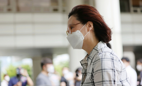 정경심 동양대 교수가 공판에 출석하기 위해 법정으로 향하고 있다. 연합뉴스