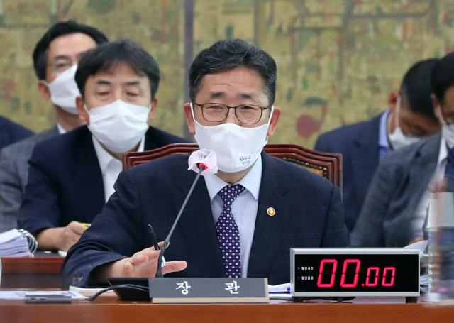 박양우 문화체육관광부 장관이 1일 오후 서울 여의도 국회에서 열린 문화체육관광위원회 전체회의에서 의원들의 질의에 답하고 있다. 연합뉴스