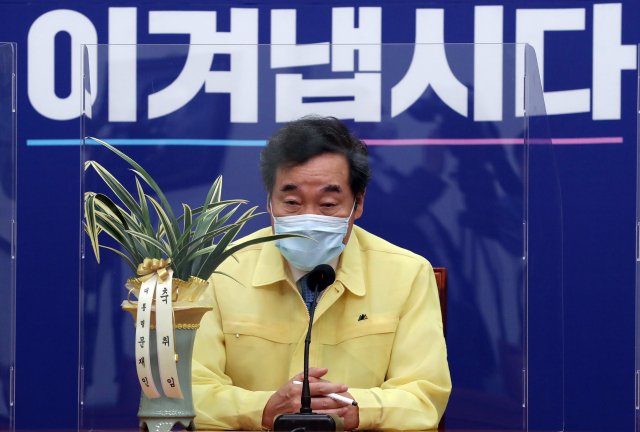 더불어민주당 이낙연 대표가 2일 서울 여의도 국회 더불어민주당 당대표실에서 최재성 청와대 정무수석의 예방을 받고 인사말을 하고 있다. 연합뉴스