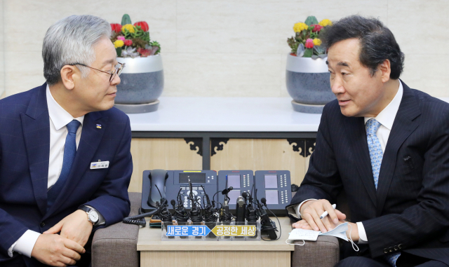 지난 7월 30일 당시 이낙연 더불어민주당 당 대표 후보가 경기도청에서 이재명 경기도지사와 만나 대화를 나누고 있다. 연합뉴스