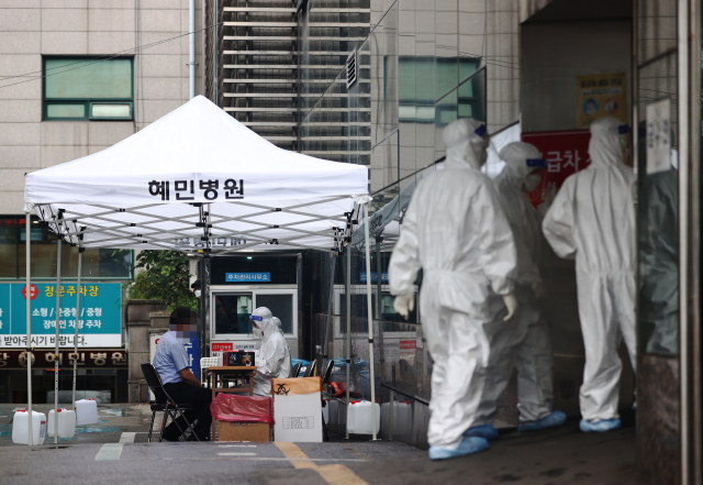 2일 오전 신종 코로나바이러스 감염증(코로나19) 확진자가 발생해 출입이 통제된 자양동 혜민병원 선별진료소에 병원 관계자들이 검사를 받고 있다. 연합뉴스